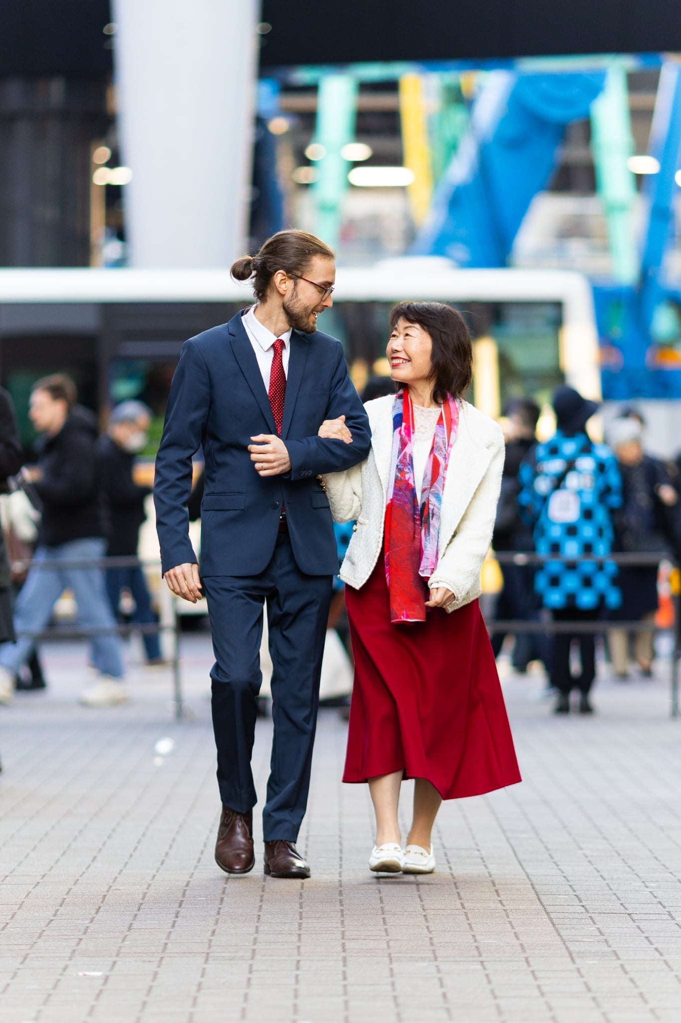 陽子とフロランが歩いている